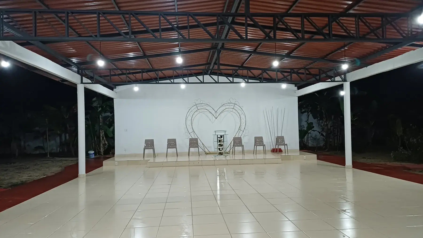 Auditório coberto da Chácara Atalaia, iluminado e decorado com um coração