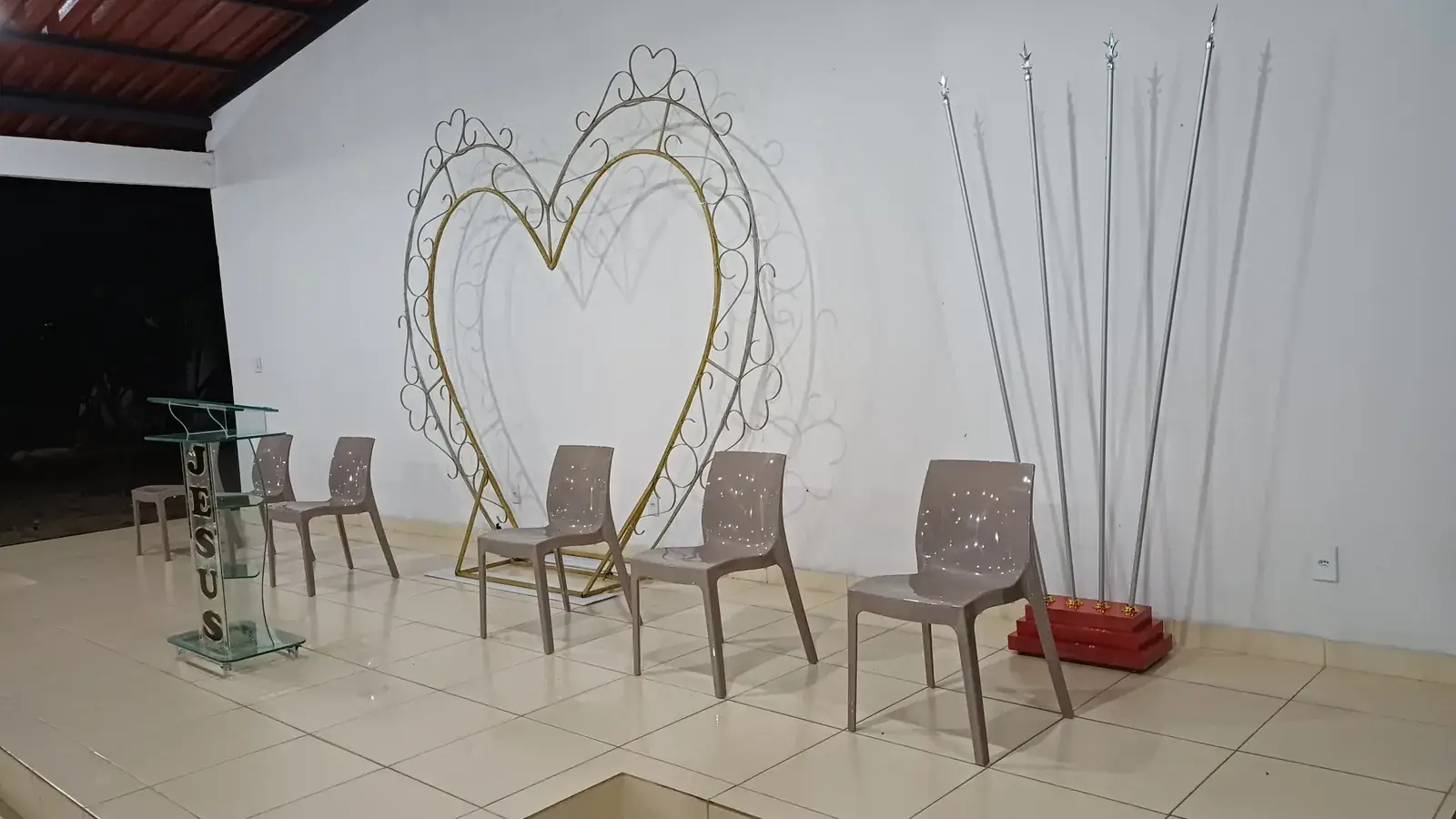 Auditório decorado com um coração e cadeiras