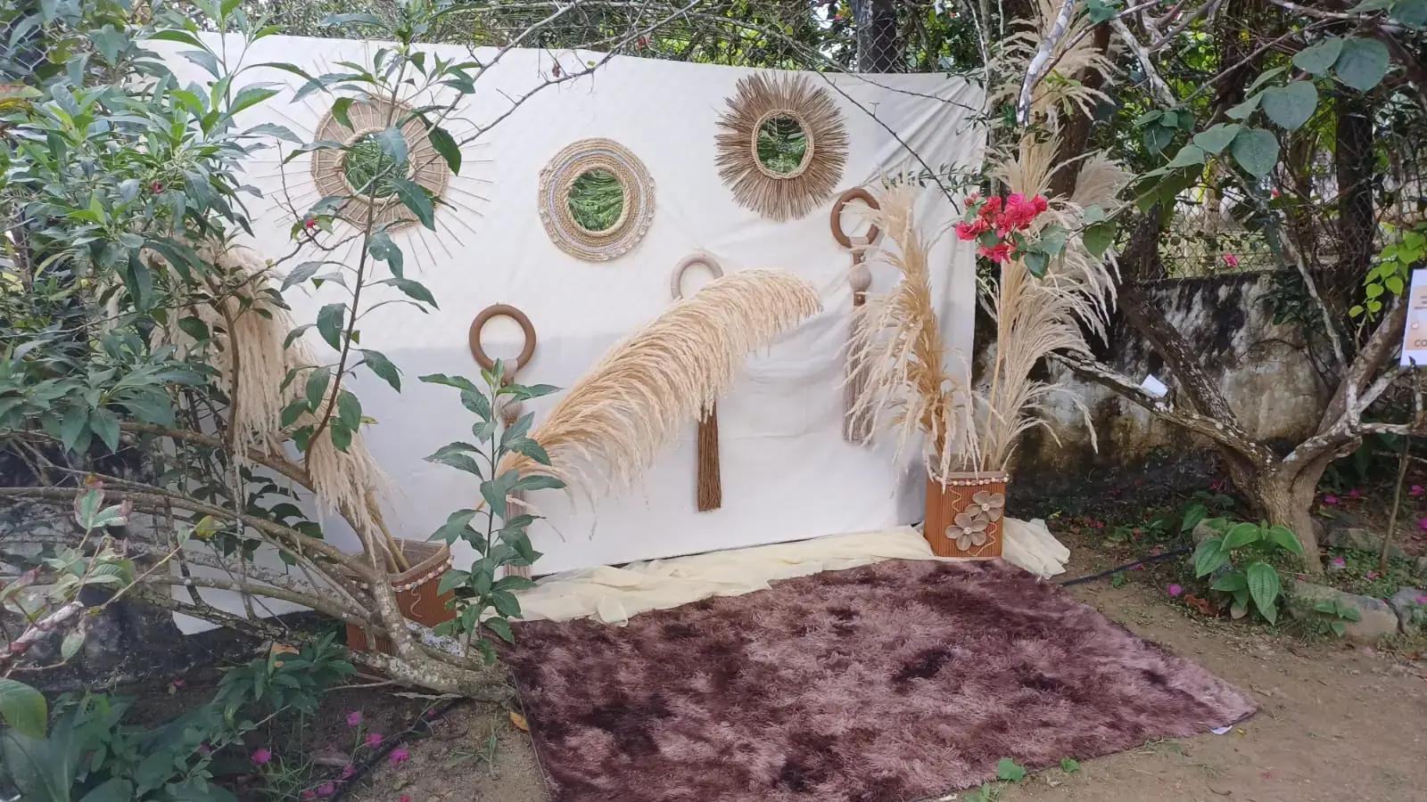 Cantinho decorado para fotos, com espelhos e tapete