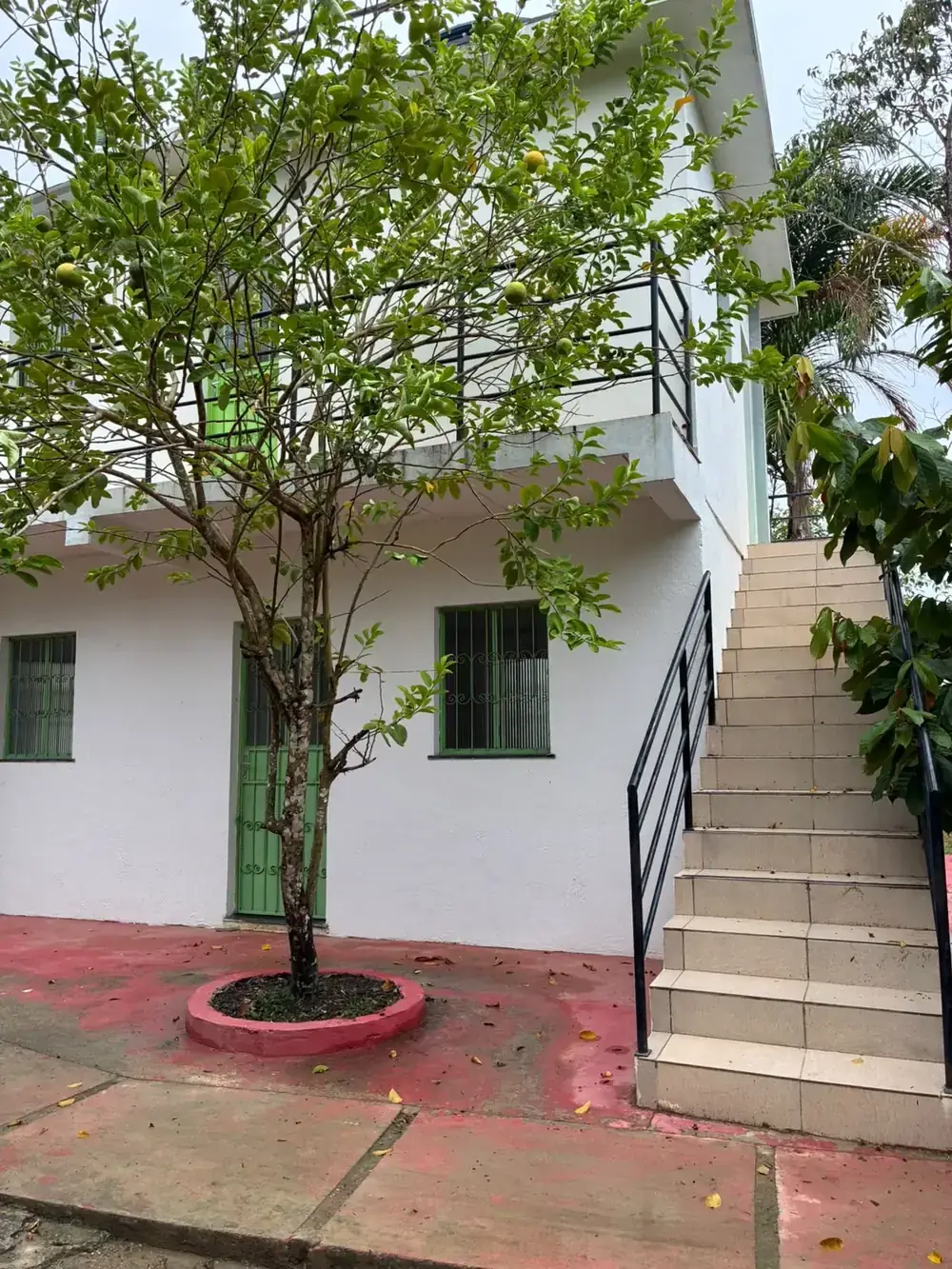 Casa de dois andares da Chácara Atalaia, com escada externa