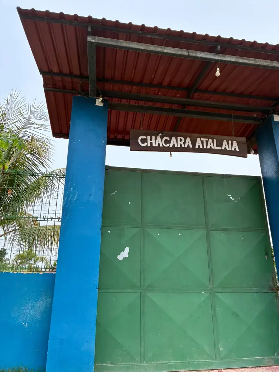 Portão verde da Chácara Atalaia, com a placa do nome
